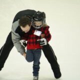 スケートをする少年
