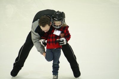 スケートをする少年