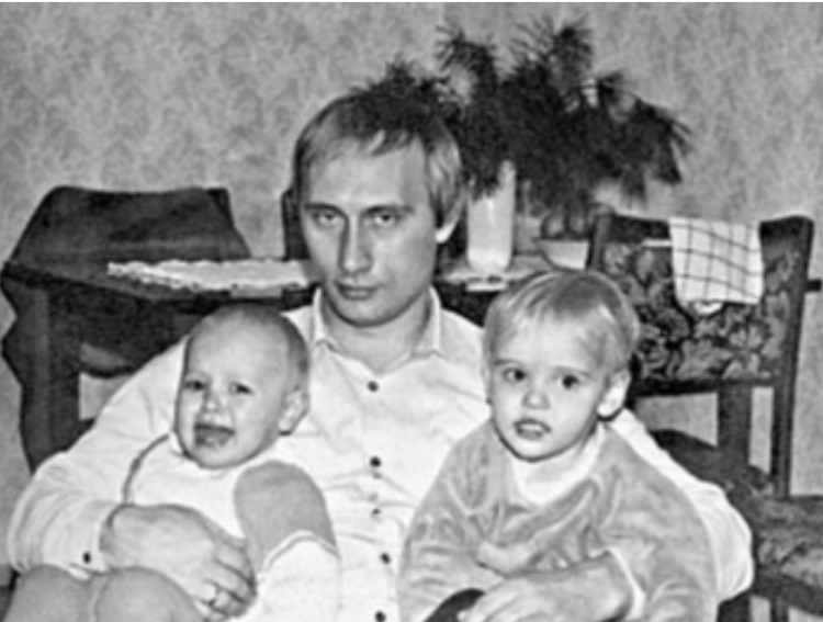 プーチン大統領が娘2人を抱いている写真